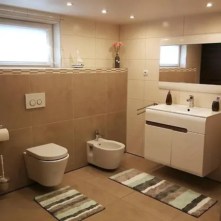 Mit Sauna Und Schoenem Garten *
