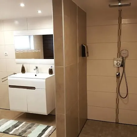 Mit Sauna Und Schoenem Garten