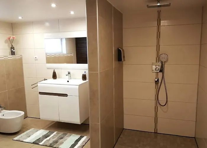 Mit Sauna Und Schoenem Garten